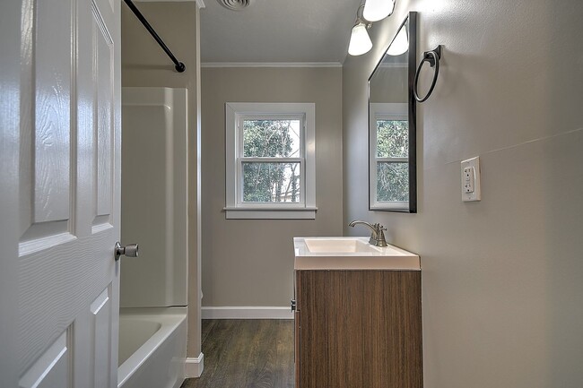 Building Photo - 108 Cottonwood Dr