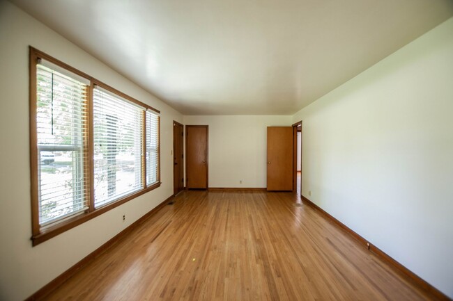 Building Photo - Pet Friendly Three Bedroom in Sango!