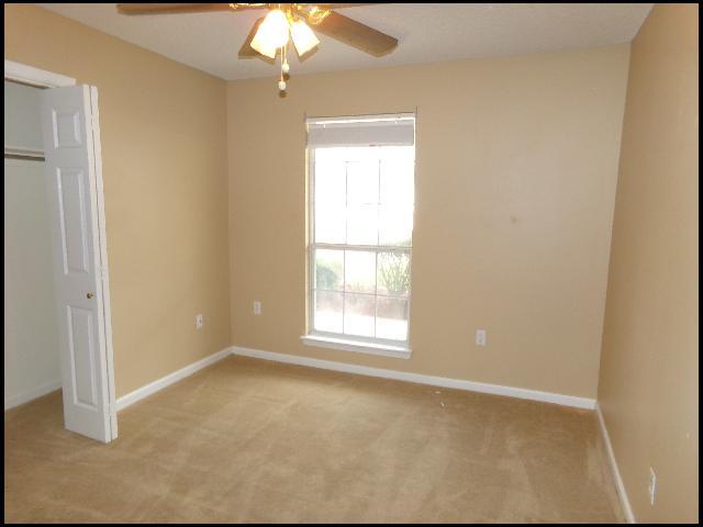 Building Photo - 1009 Foxwood Dr