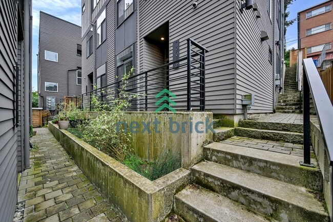 Building Photo - Charming 2-Bed, 2-Bath Townhouse Retreat in Seattle's Vibrant Heart – 1100 Sq Ft of Modern Living!