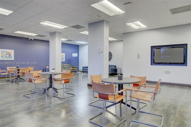 Building Photo - 3375 N Country Club Dr