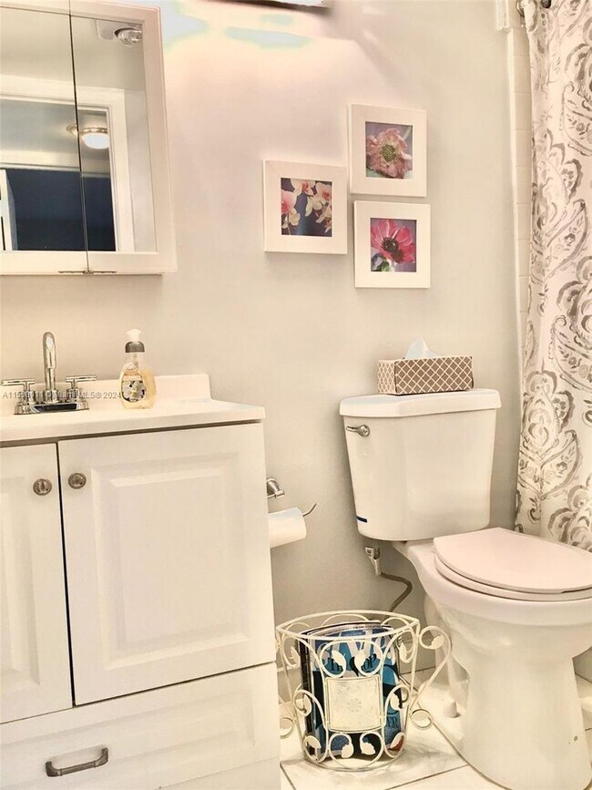 Building Photo - 9410 N Hollybrook Lake Drive 103, Pembroke...