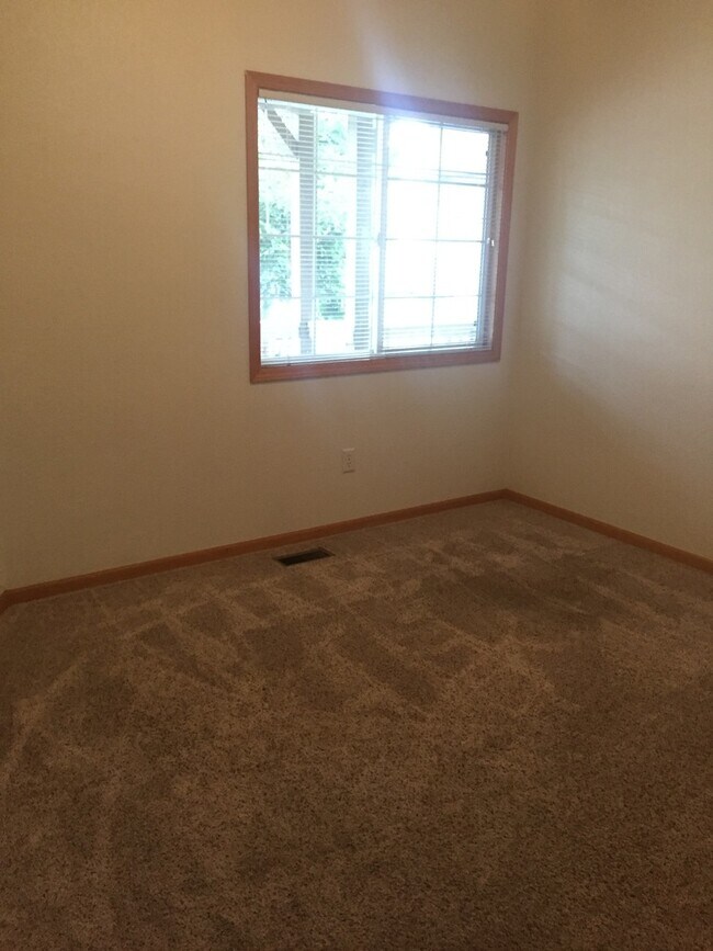 Building Photo - Beautiful 2 Bedroom + Loft Townhome in Lov...