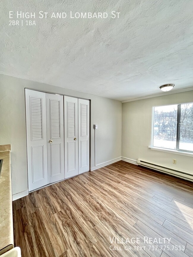 Building Photo - Huge 2-Bed apartment with washer/dryer hoo...