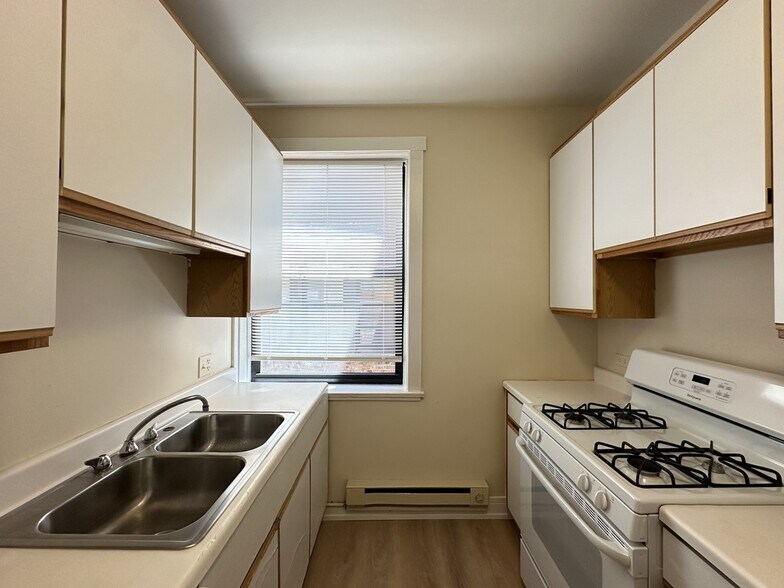 Building Photo - 1316 Oak Ave