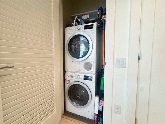 Building Photo - 32 Traveler St