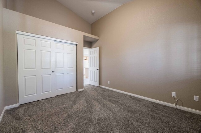 Building Photo - 2 BEDROOM CONDO W/ ATTACHED GARAGE FOR LEA...