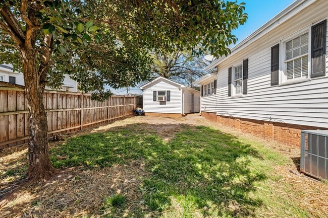 Building Photo - ELECTRICITY INCLUDED on this Renovated 2 B...