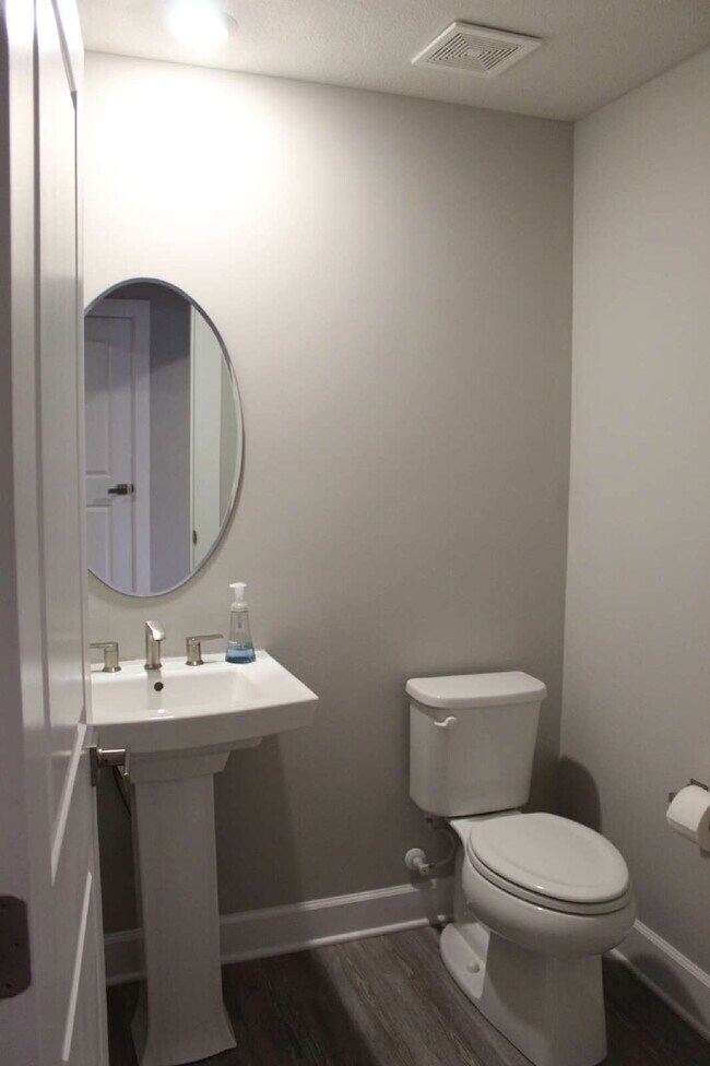 Building Photo - Exquisite 3-Bed Townhouse in Moon Township...