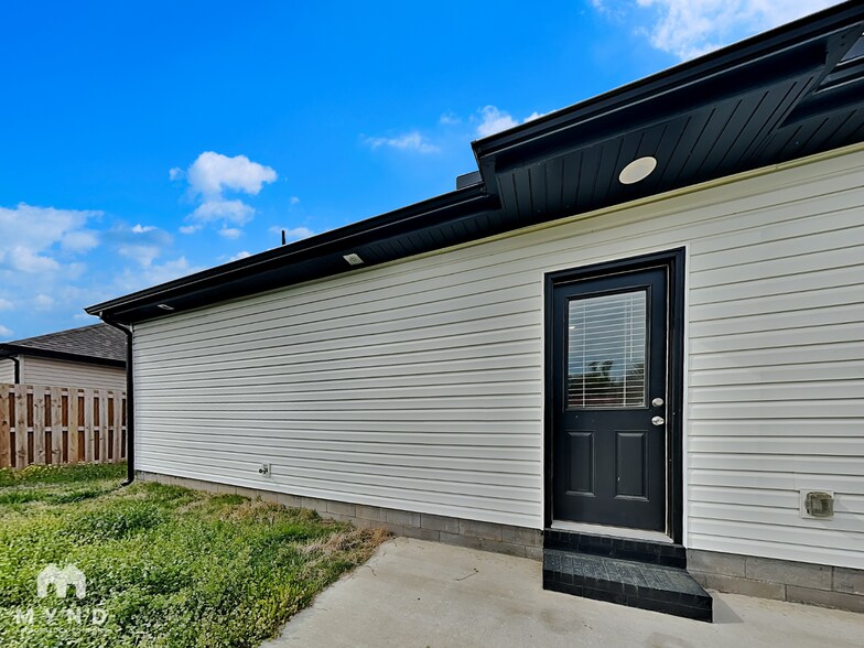 Building Photo - 1041 Pebble Pass