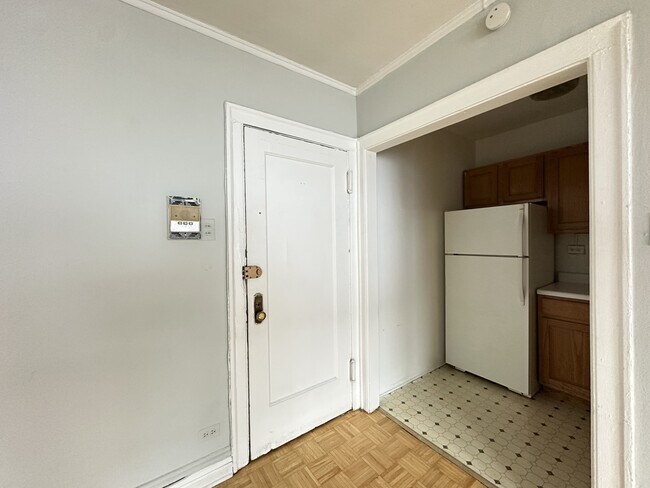 Building Photo - 716 W Belmont