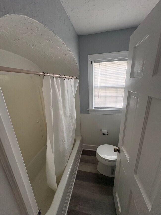 Building Photo - 2 Bedroom / 1 Bathroom Single family home in West Peoria