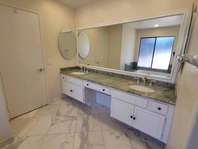 Building Photo - 462 Avenida Adobe