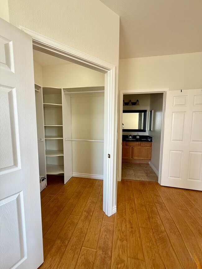 Building Photo - Charming 3 Bedroom 2 Bathroom Condo in the...