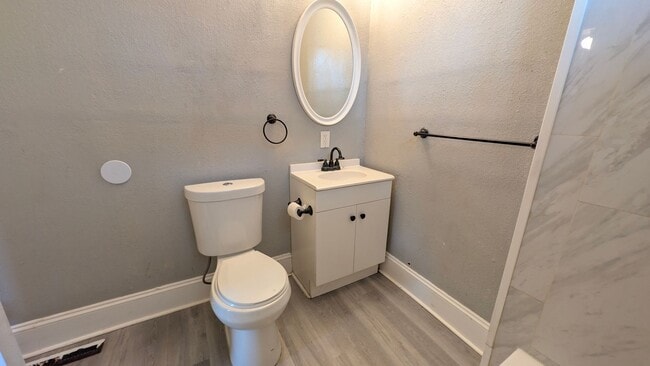 Building Photo - Come home to this great single family home with tons of charm and a beautiful yard