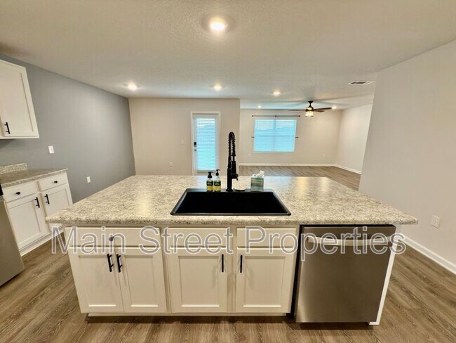 Building Photo - 5260 Peach Dr