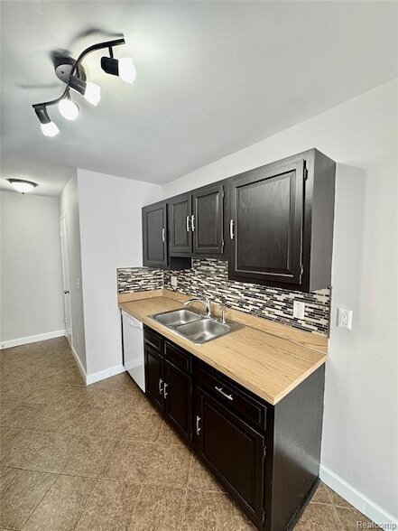 Building Photo - 41070 Southwind Dr