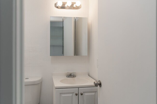 Building Photo - 3 bedroom, 1.5 bathroom townhome