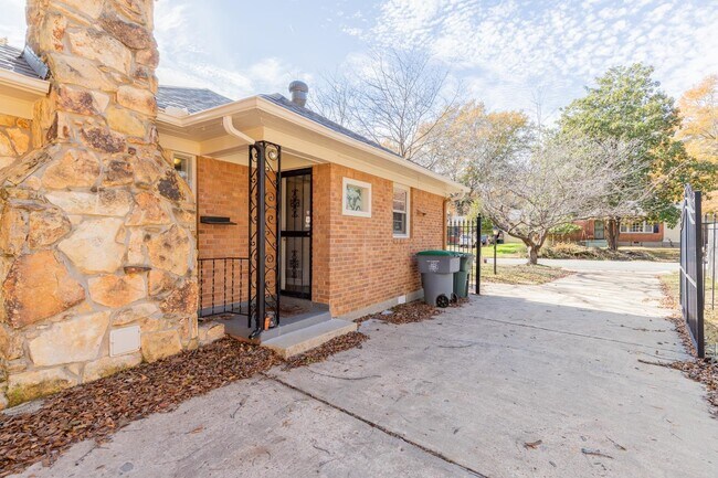 Building Photo - 742 Ivy Rd