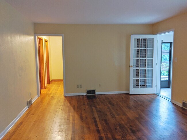 Building Photo - 214 S Hillsdale Ct