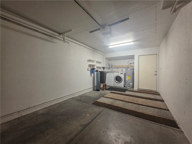 Building Photo - 1800 Club House Dr