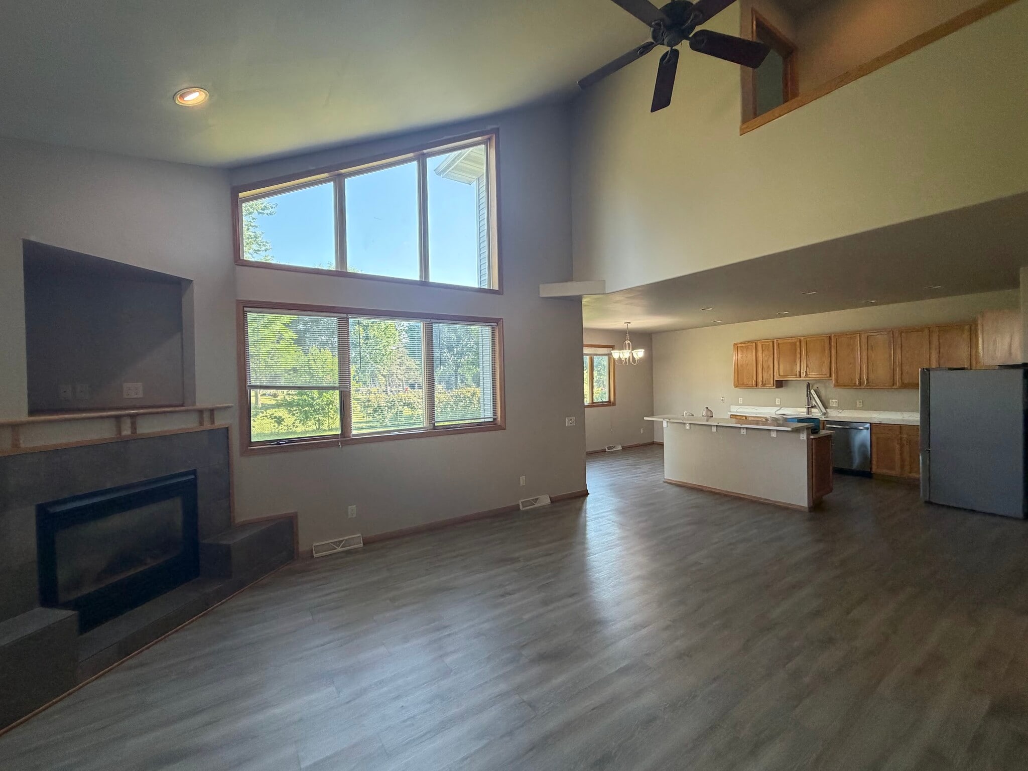 Living and fireplace - 207 Llanos St