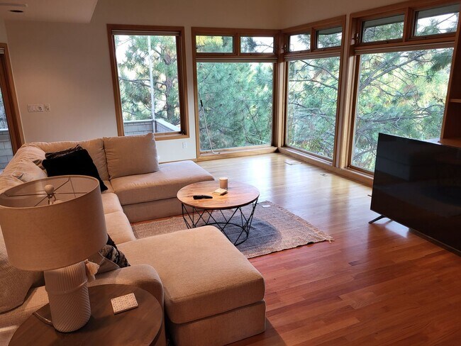 Building Photo - FULLY FURNISHED - 3 Bed 3 Full bath-office...