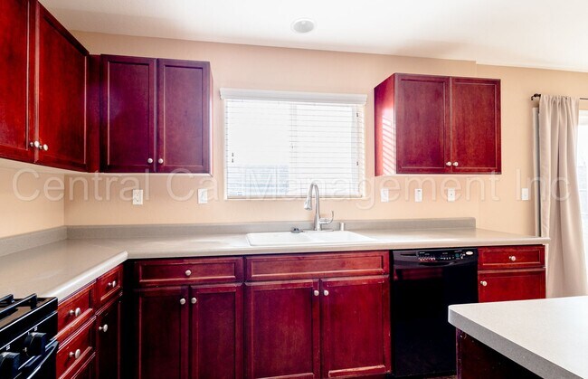 Building Photo - Large 4 Bedroom/2.5 Bath Home with a Large Loft - $2795 Per Month!