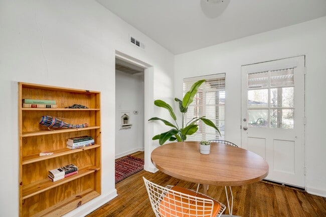 Building Photo - J07