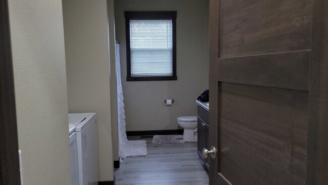 Building Photo - 5 Bed 3 Bath close to UWEC, bike trails, Carson Park, and The Sonnentag!