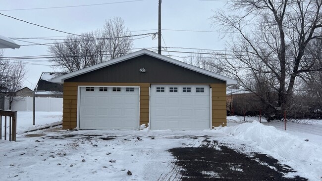 Building Photo - Lovely Spacious House in great location !!