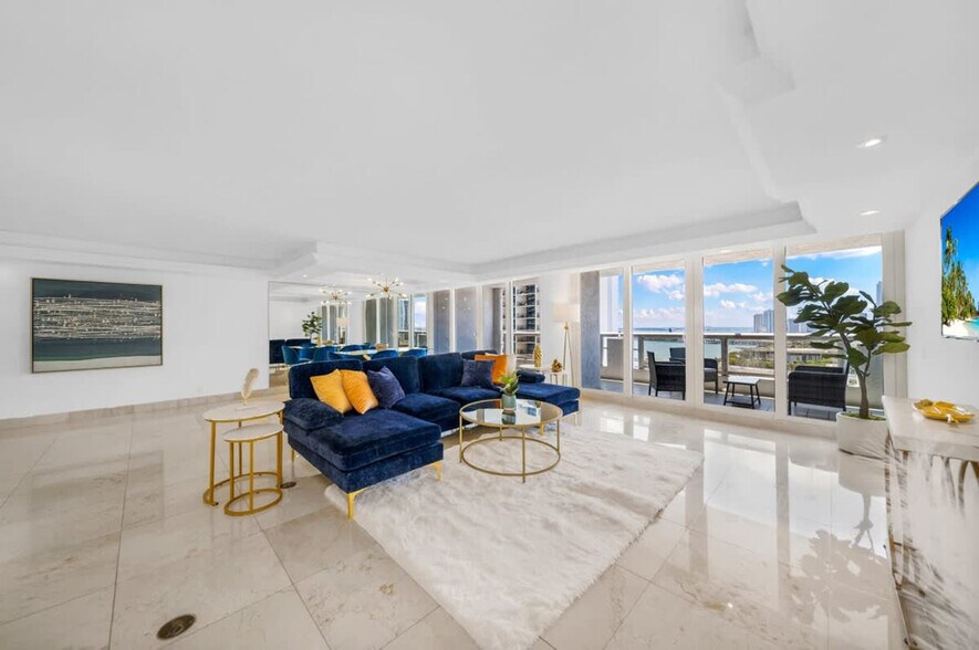 Primary Photo - 1717 N Bayshore Dr