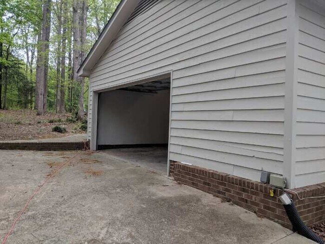 Building Photo - 144 Fern Forest Dr