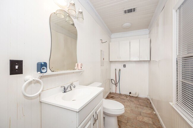 Building Photo - Cute 2 Bed 1 Bath in Pascagoula