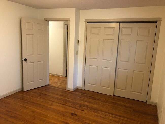 Building Photo - Updated 3 bedroom 3 bath house in Eugene!