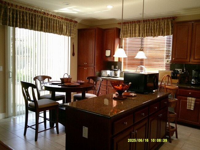 Building Photo - 5002 S Ridgefield Way