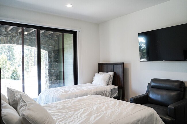 Building Photo - Live Comfortably at CreekHouse – Available...
