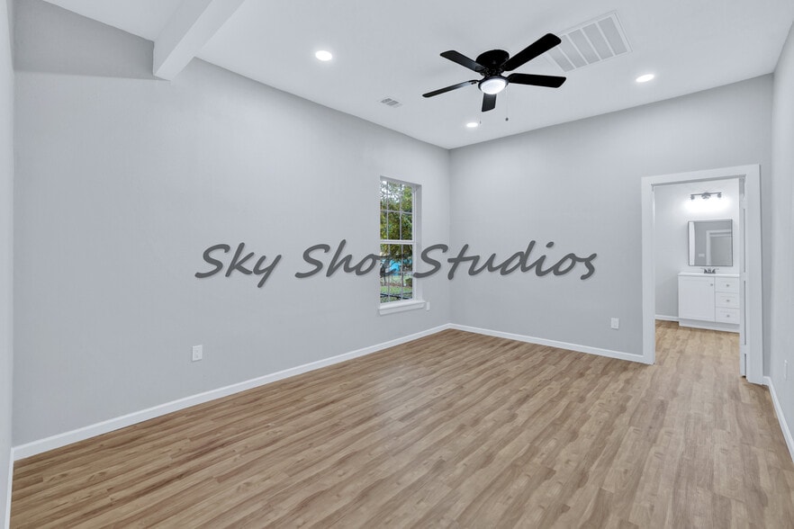 Building Photo - 323 W Cherry St