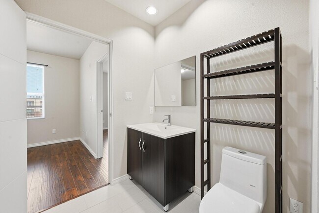 Building Photo - Beautiful Condo in Carrollton!