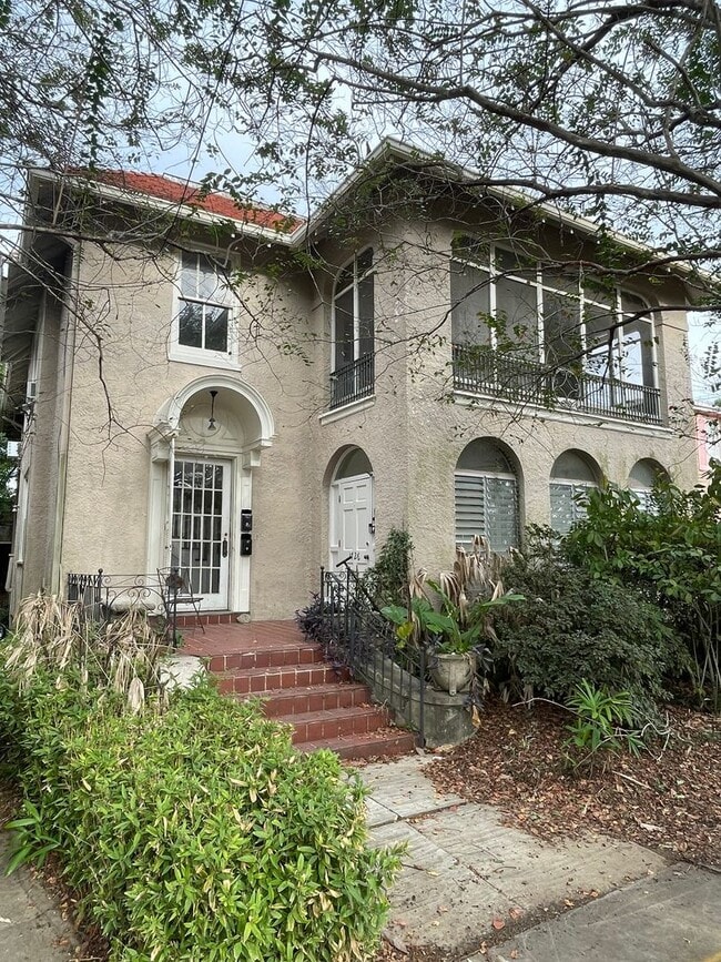 Building Photo - 1BD/1BA on Broadway St. Shared Laundry on ...