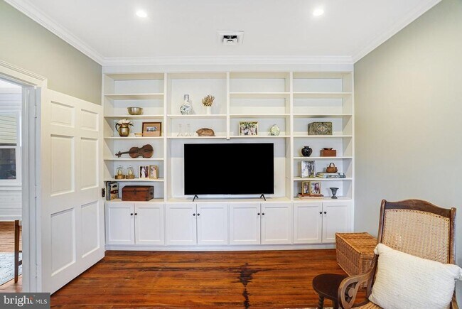 Building Photo - 7153 Main St