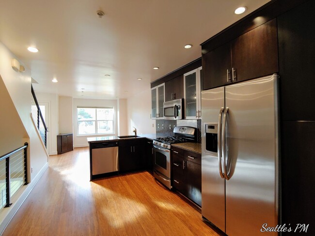 Building Photo - Stunning 3 Bedroom Townhouse in Greenlake!