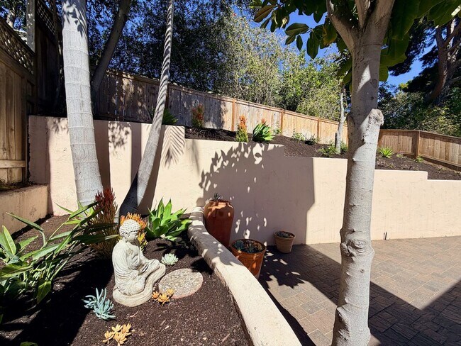 Building Photo - For Rent Available Now - Furnished House 3+BR 2.5Ba in Del Mar, charming furnished home in the hi...