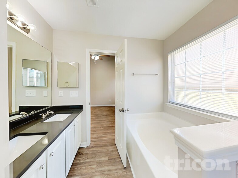 Building Photo - 6008 Bradford Ct