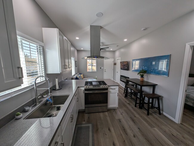 Building Photo - Newly furnished and remodeled 2 bed 2 bath!