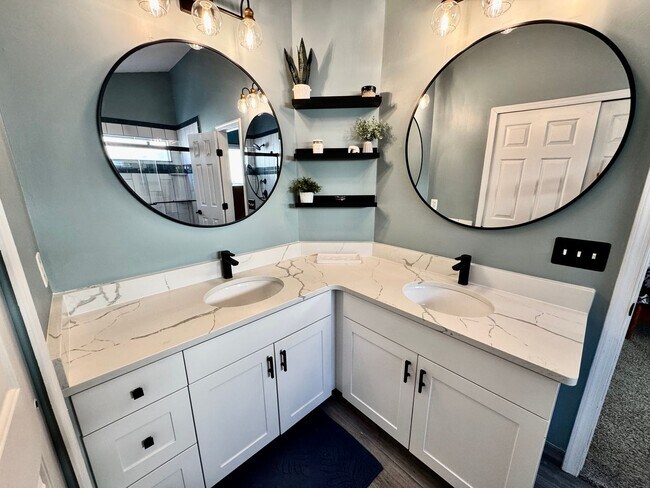 Building Photo - A Fabulous Home w/Water & Golf Course Views Available 05-04-26! Fenced Yard & Dog-Friendly!