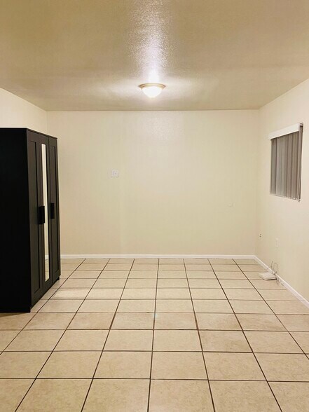 Building Photo - 4014 N Foxdale Ave