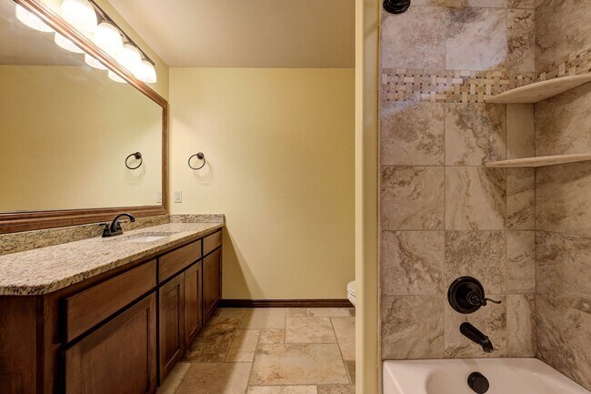 Building Photo - Beautiful & Large 4 Bed 2 Bath Home in Edmond!