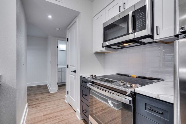 Building Photo - 704 W 21st St