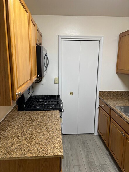 Building Photo - 7609 Fontainebleau Dr